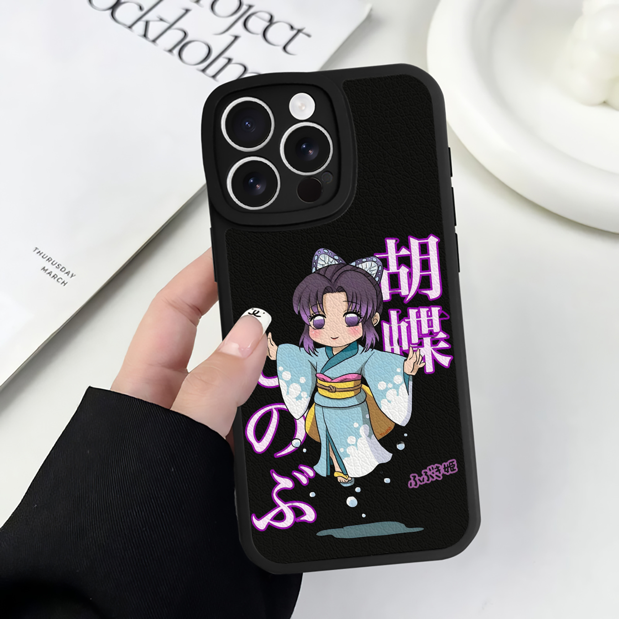 （画像用） 鬼滅の刃（きめつのやいば）蟲柱-胡蝶 しのぶ／こちょう しのぶ Kochou Shinobu 【iPhone 16シリーズ対応】シリコンスマホケース（レザー調） 材質：シリコン